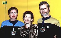 Die deassimilierte Borgqueen mit zwei Starfleet-Offizieren